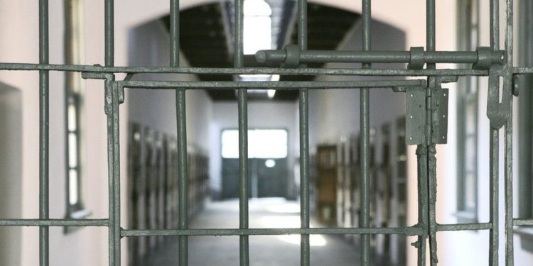 Të pathënat e mafies shqiptare në burgjet greke, kush janë të “fortët” që bëjnë ligjin në Korydalo