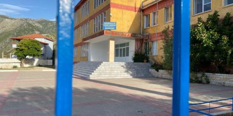 Pozitiv me COVID-19 disa mësues dhe nxënës, mbyllet shkolla e mesme në Borsh