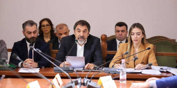 Nga bonusi i pagës për policët që punojnë larg vendbanimit te investimet në teknologji 5 herë më të larta, Çuçi shpjegon buxhetin e Ministrisë së Brendshme për 2022-ën