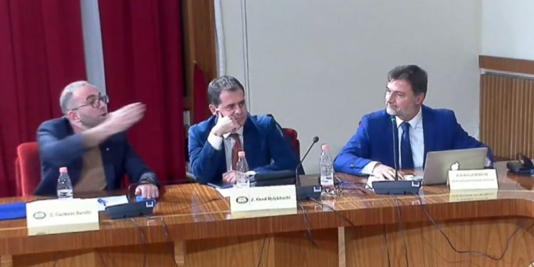 Gaz Bardhi “shpërthen” ndaj deputetes socialiste: Je hajdute kokë e këmbë, na tregon ti neve