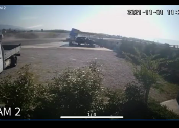 Pamje të frikshme, shihni si ndodhi aksidenti që i mori jetën 45-vjeçarit (VIDEO)