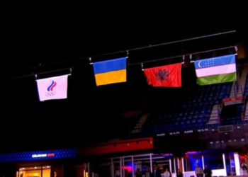 Flamuri shqiptar ngrihet lart në Beograd, tifozët fishkëllejnë Alban Beqirin