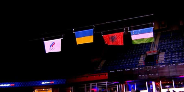 Flamuri shqiptar ngrihet lart në Beograd, tifozët fishkëllejnë Alban Beqirin