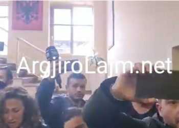 Familjarët e Mateos “pushtojnë” Gjykatën e Fierit, kërkohet varje në litar për monstrën që vrau 8-vjeçarin (VIDEO)