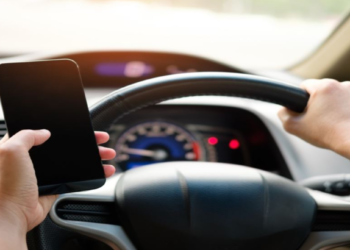 Ja pse nuk duhet ta karikoni celularin në makinë