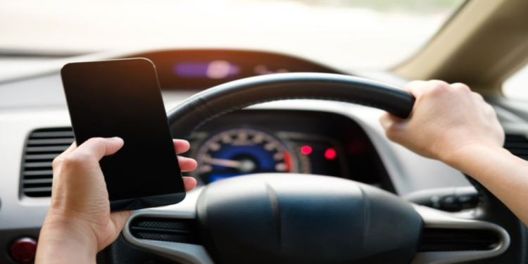 Ja pse nuk duhet ta karikoni celularin në makinë