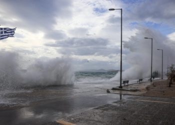 Moti i keq godet Greqinë/ Reshje shiu, dëbore dhe erëra të forta, dhjetëra shtëpi të shkatërruara