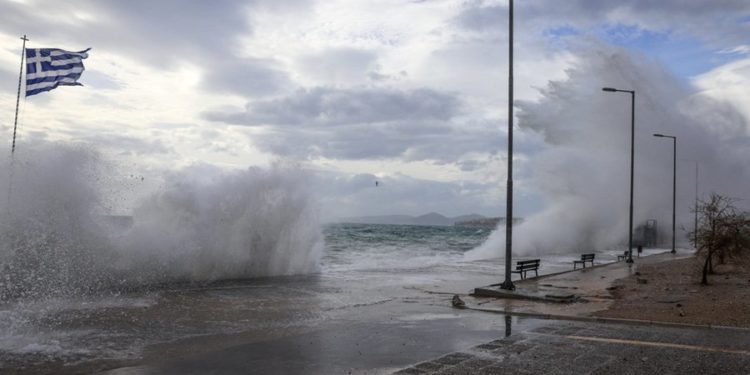 Moti i keq godet Greqinë/ Reshje shiu, dëbore dhe erëra të forta, dhjetëra shtëpi të shkatërruara