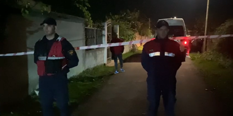 Tronditet Fieri/ Rrëmbehet një fëmijë 8 vjeç, gjendet i groposur në banesën e fqinjit