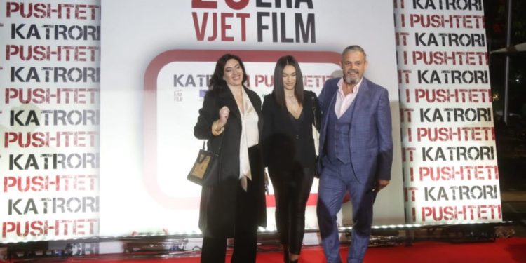 Vajza e Alban Dudushit rrëmben gjithë vëmendjen (dhe një shembull pozitiv për familjet e ndara)