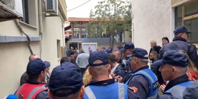 “Të varet në mes të Fierit, ta shohin të gjithë!”, nëna e Mateos me zemër të thyer: Djalit iu pre ëndrra në mes