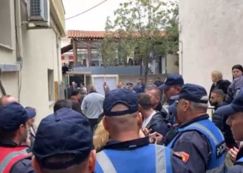 “Si më djeg zemra mua, ashtu çika çika të bëhet ai”, thirrja e fortë e babait të Mateos në Gjykatën e Fierit