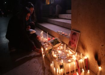 Homazh për shpirtin e Mateos, ndizen qirinj para Kryeministrisë