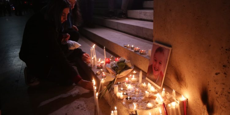 Homazh për shpirtin e Mateos, ndizen qirinj para Kryeministrisë