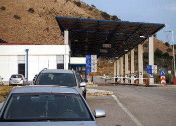 Çmenduri në doganën greke të Qafë Botës, shqiptari thyen traun me makinë dhe ikën me shpejtësi, policia e ndjek si nëpër filma
