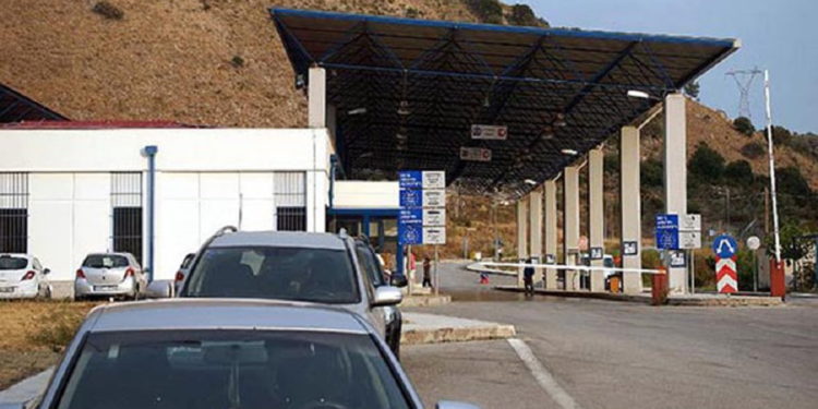 Çmenduri në doganën greke të Qafë Botës, shqiptari thyen traun me makinë dhe ikën me shpejtësi, policia e ndjek si nëpër filma