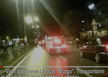 “Bllokoje bllokoje, afrohu…”, momenti kur arrestohen dy të rinjtë në Gjirokastër (VIDEO)