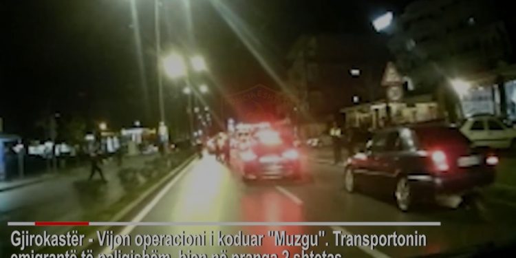 “Bllokoje bllokoje, afrohu…”, momenti kur arrestohen dy të rinjtë në Gjirokastër (VIDEO)