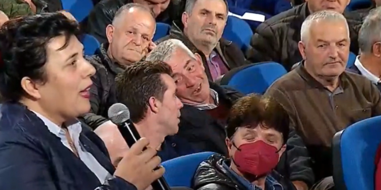 Gruaja në “Foltoren” e Berishës: Më mirë fle 100 ditë në asfalt sesa të shlyej borxhet e Edi Ramës për 100 vjet