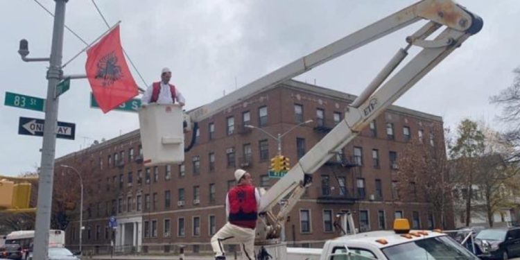 Shqiptarët mbushin New York-un me flamuj kuq e zi për 28 Nëntorin (FOTO)