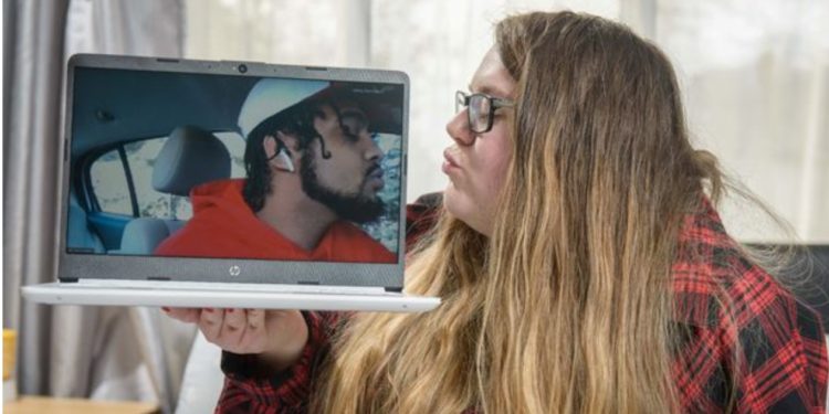 E pazakontë/ Çifti martohen me “Zoom”, pavarësisht se nuk janë takuar kurrë në jetën reale