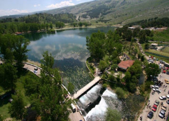 Nga njohja në spital te shëtitja me makinë në Virua, historia që ka trazuar Gjirokastrën. Familjarët e vajzës akuzojnë djalin nga Tepelena për abuzim, 17-vjeçarja refuzon denoncimin