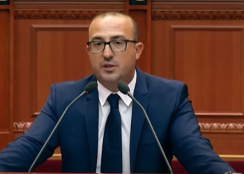 Deputeti i PD: Shqiptarët nuk po sherbetosin bakllavanë, se kanë frikë se ua hanë fëmijët