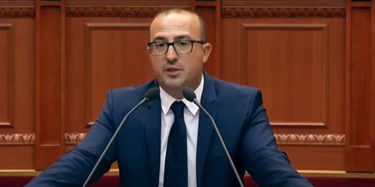 Deputeti i PD: Shqiptarët nuk po sherbetosin bakllavanë, se kanë frikë se ua hanë fëmijët