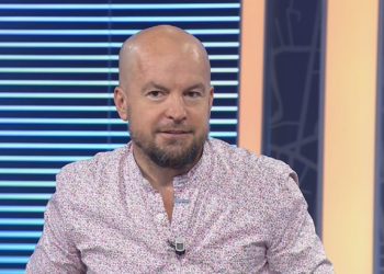 Makina bie në humnerë, aksidentohet gazetari Alfred Lela