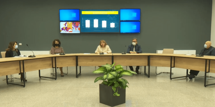 Vendoset vaksinim me detyrim për ata që punojnë në shtet, në supermarket apo në qendrat tregtare (Masat e reja)