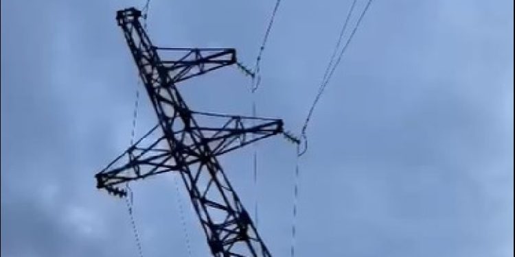 Dëmtohet shtylla e tensionit të lartë në Dropull, disa fshatra pa anergji elektrike