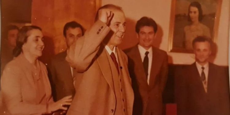 Berisha pranon foton me Enver Hoxhën: Ishim te ditëlindja e Lilianës, Enveri kaloi rastësisht aty. Nuk e kam takuar kurrë personalisht