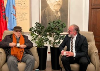 Kryetari i Vlorës: Ismail Kadare më tregoi se Gjirokastra i ishte dukur e mërzitshme (FOTO)