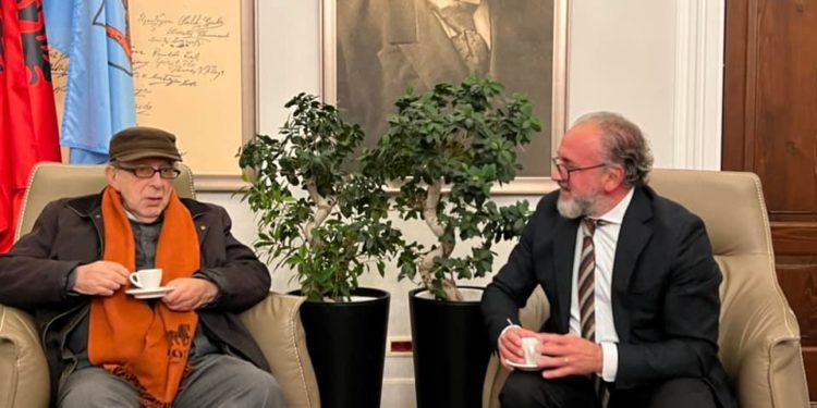 Kryetari i Vlorës: Ismail Kadare më tregoi se Gjirokastra i ishte dukur e mërzitshme (FOTO)