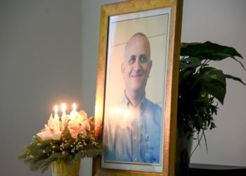 Ndërroi jetë nga Covid, mjeku Drini Dobi vlerësohet me titullin “Qytetar Nderi” i Gjirokastrës