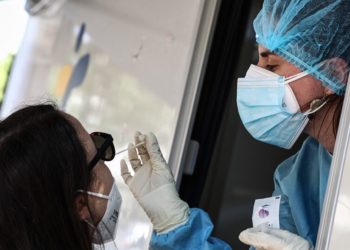 Omicron po i afrohet Greqisë, konfirmohen 10 raste të reja