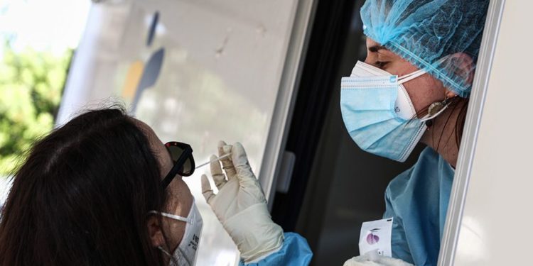 Omicron po i afrohet Greqisë, konfirmohen 10 raste të reja