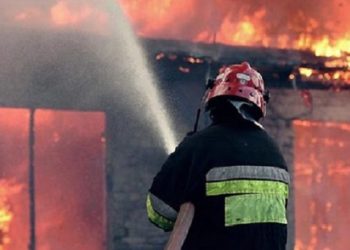 Zjarr në lagjen Palorto në Gjirokastër, merr flak një banesë