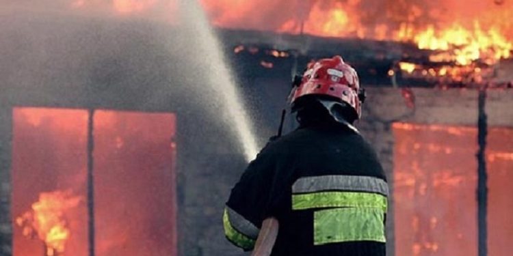 Zjarr në lagjen Palorto në Gjirokastër, merr flak një banesë