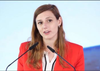 1 vjetori i Klodian Rashës, shihni çfarë përgjigje skandaloze që jep ministrja Bora Muzhaqi (VIDEO)