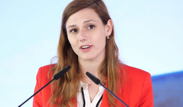 1 vjetori i Klodian Rashës, shihni çfarë përgjigje skandaloze që jep ministrja Bora Muzhaqi (VIDEO)