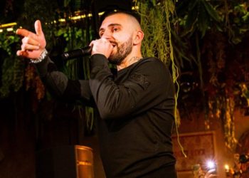 VIDEO/ Njihuni me “Toquel”, reperi nga Tepelena që bën “namin” në klubet e Greqisë. Largimi nga Shqipëria kur ishte 9 muaj dhe sherri mes prindërve për bixhozin (HISTORIA)