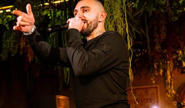 VIDEO/ Njihuni me “Toquel”, reperi nga Tepelena që bën “namin” në klubet e Greqisë. Largimi nga Shqipëria kur ishte 9 muaj dhe sherri mes prindërve për bixhozin (HISTORIA)