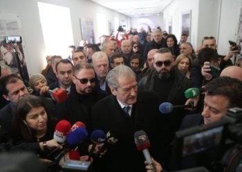 Sali Berisha hyn në selinë e PD me mbështetësit e tij