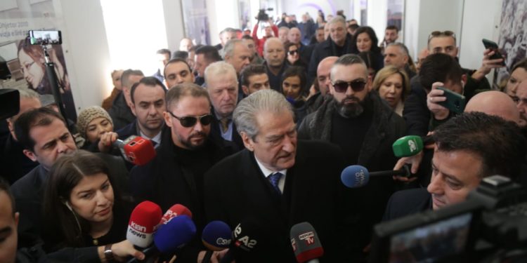 Sali Berisha hyn në selinë e PD me mbështetësit e tij