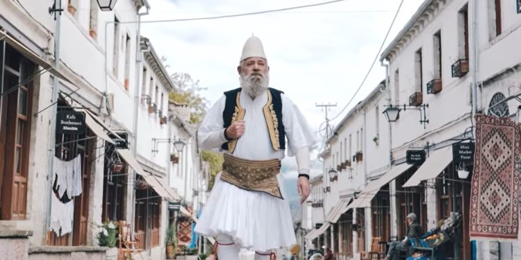 Mjeshtri i këngës gjirokastrite me një klip të ri, Arian Shehu siç nuk e keni dëgjuar kurrë më parë (VIDEO)