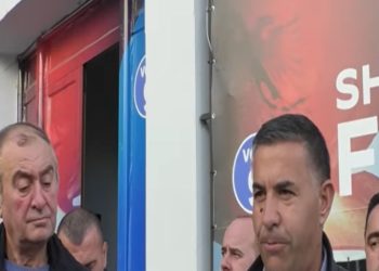 Bashës i “shkrihet” PD-ja në Gjirokastër, 100 delegatë bashkohen me Berishën