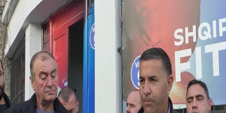 Bashës i “shkrihet” PD-ja në Gjirokastër, 100 delegatë bashkohen me Berishën