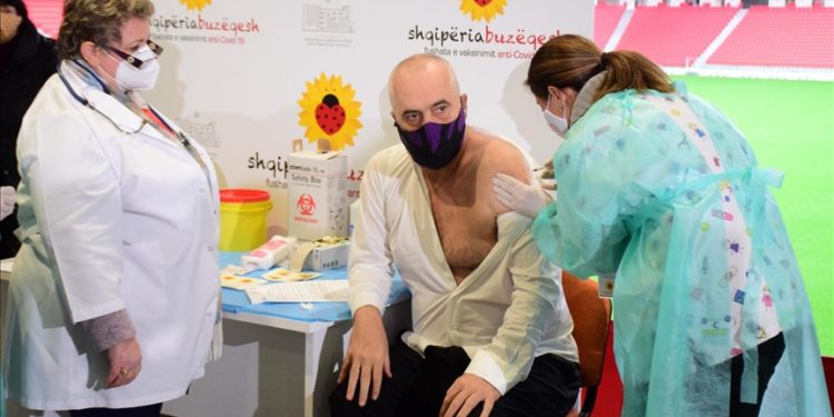 Kryeministri Rama merr sot dozën e tretë të vaksinës anti-Covid