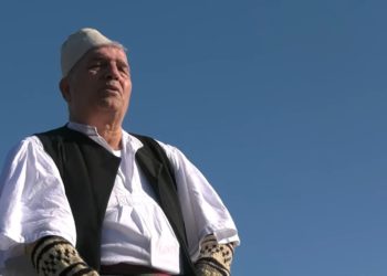 “Ata që na thonë rebelë, janë vetë kriminelë”, Roland Çenko këndon për Lazaratin (VIDEO)